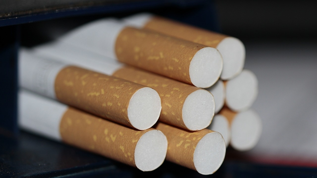 Митничари откриха близо 224 000 къса цигари, скрити в метални кофи