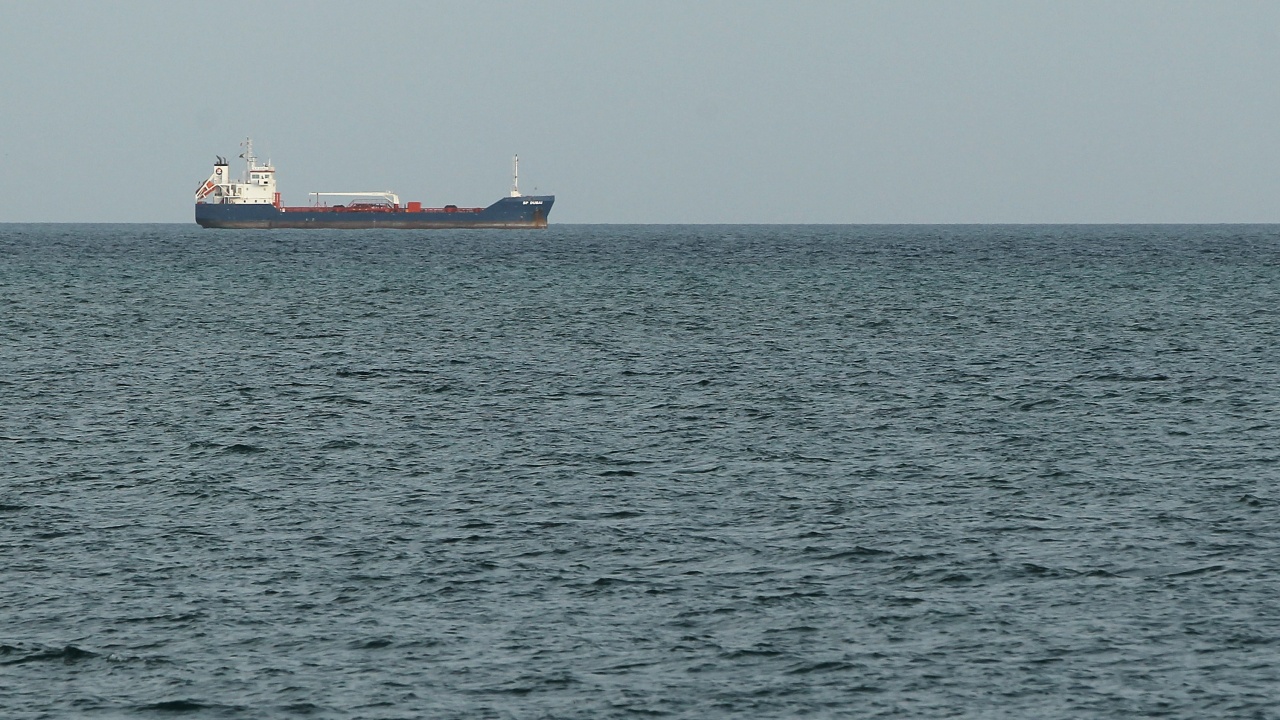 Има опасност корабът, плаващ към Варна и атакуван от хутите, да потъне
