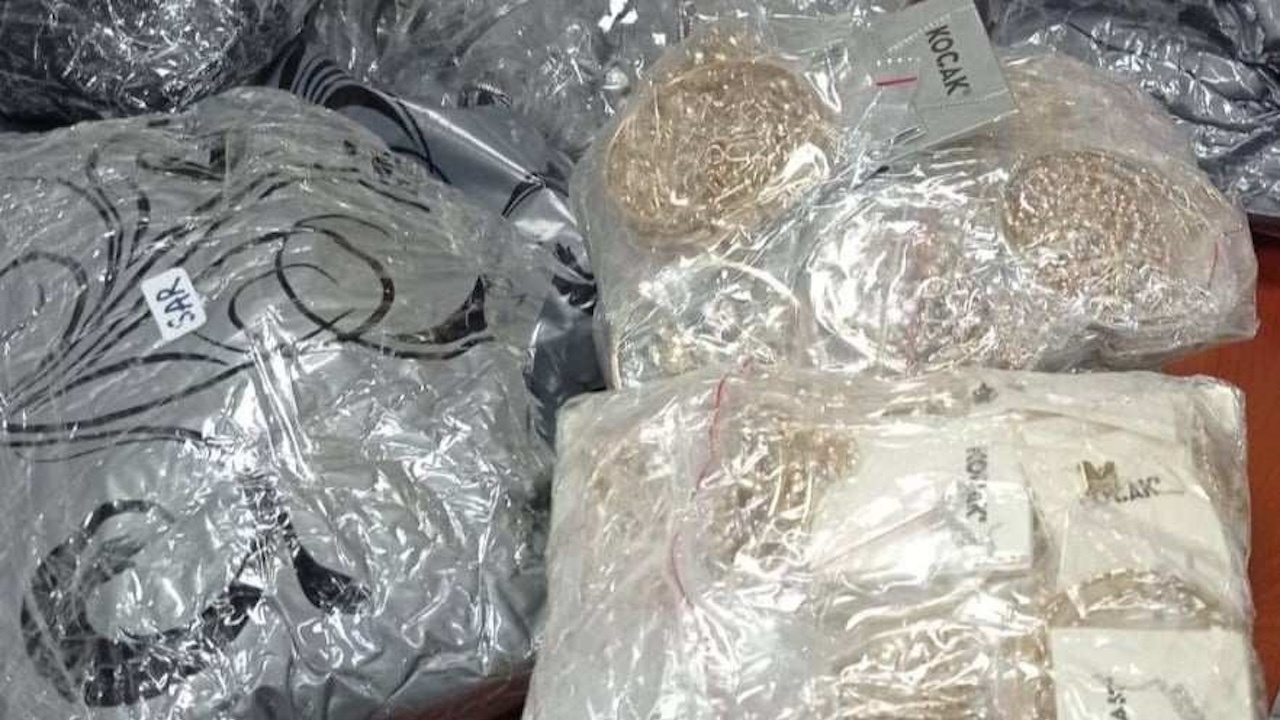 Над 11.5 кг контрабандни сребърни и златни накити задържаха митничари