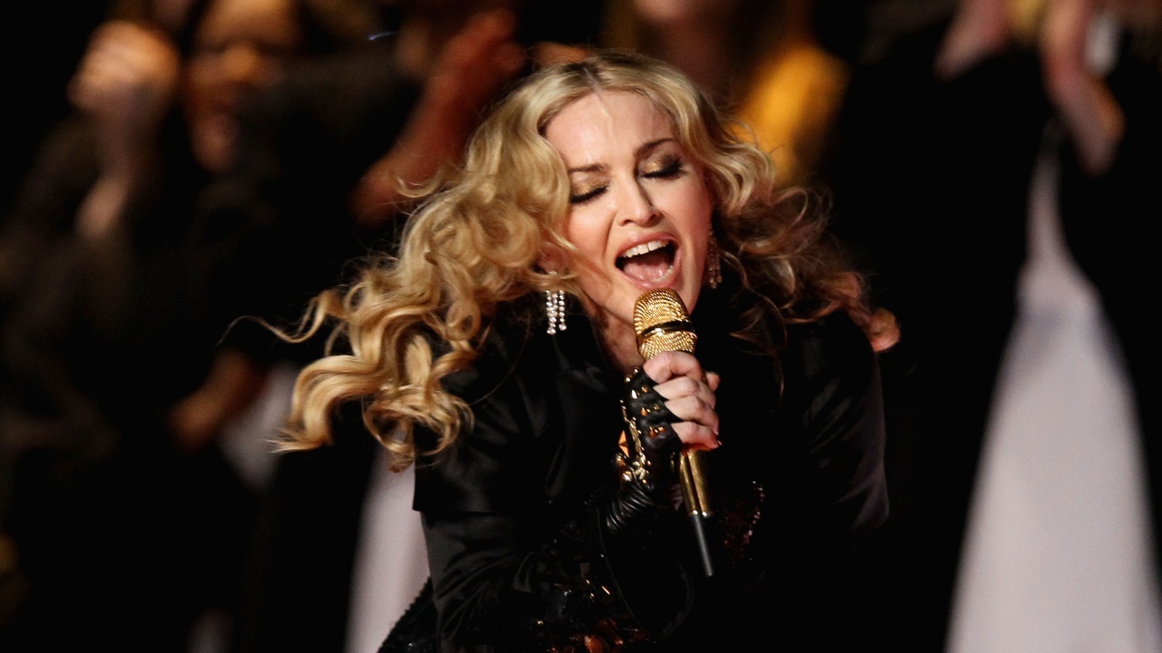 Мадона падна по време на концерт