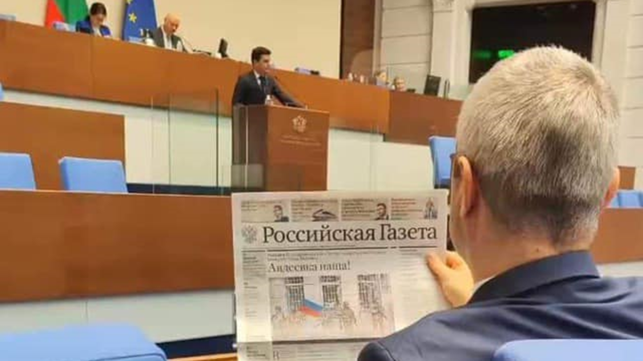 Костадинов разлиства "Российская газета", докато ПП-ДБ четат декларация за смъртта на Навални