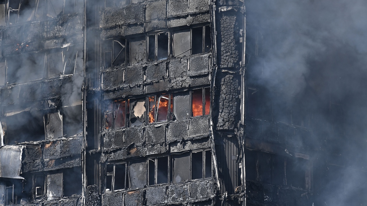 Пожар бушува във висока жилищна сграда във Валенсия, има пострадали