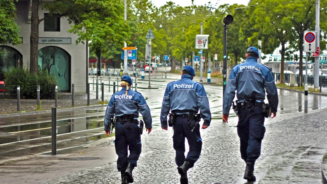 Според полицията в Швеция има около 62 000 души, свързани с престъпни мрежи