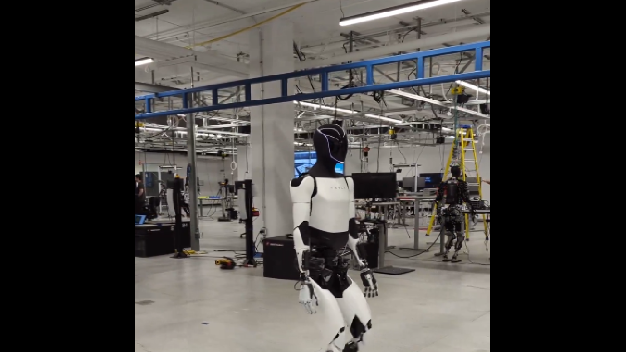 Илон Мъск пусна робота си Оптимус да се разходи