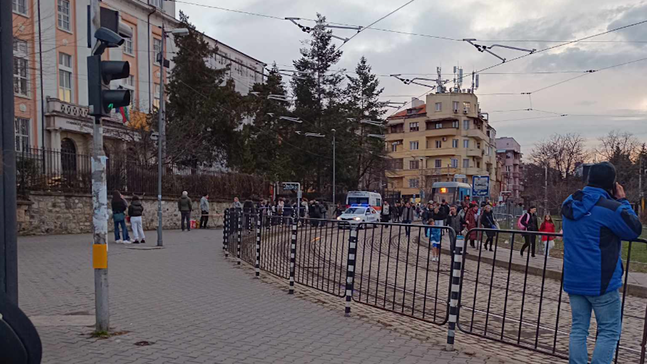 Мъж припадна на спирка на градския транспорт в София