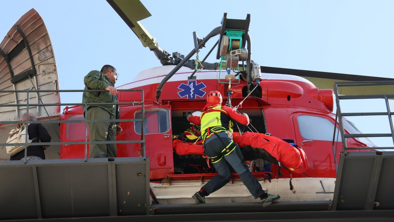 Тренировка по спасяване на пострадал с медицински вертолет направиха в Плевен