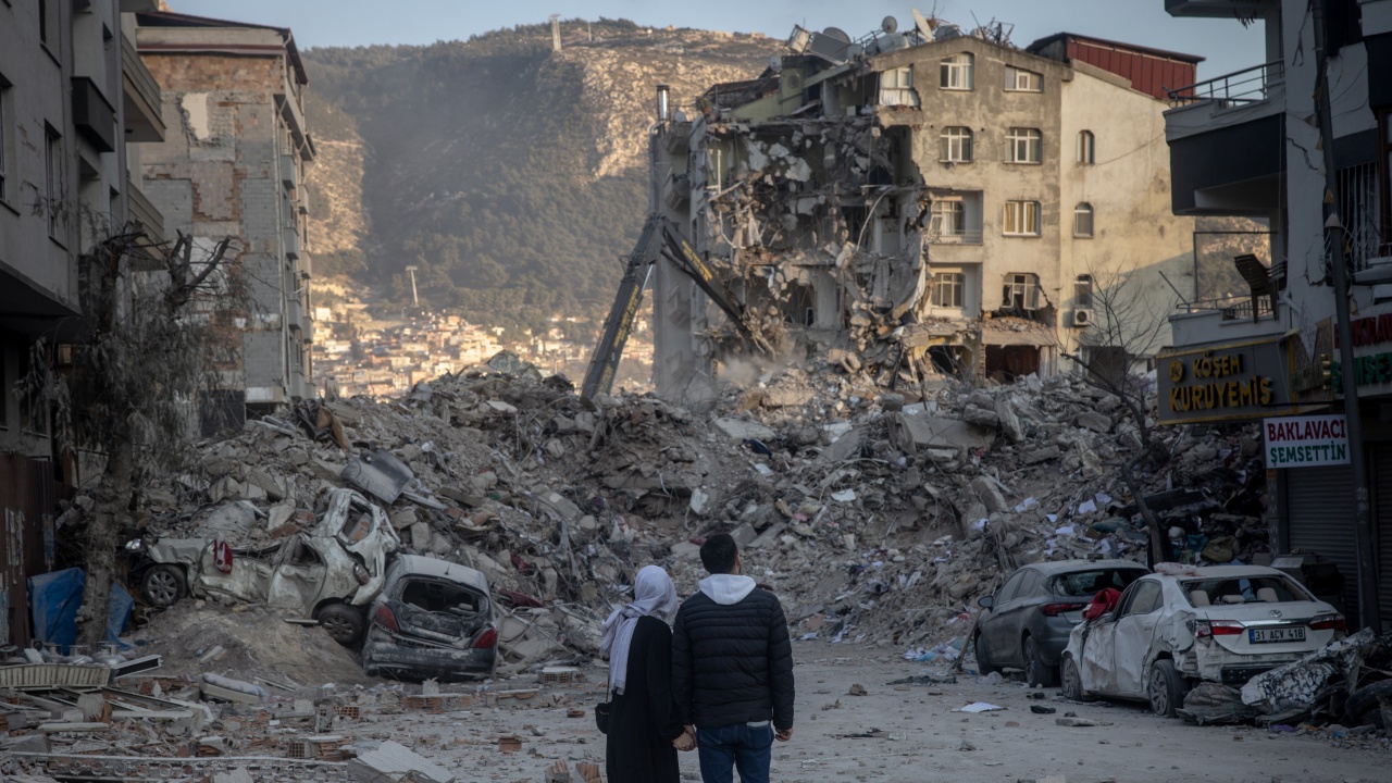 Ново силно земетресение разлюля Турция, съобщи Националният институт по геофизика, геодезия
