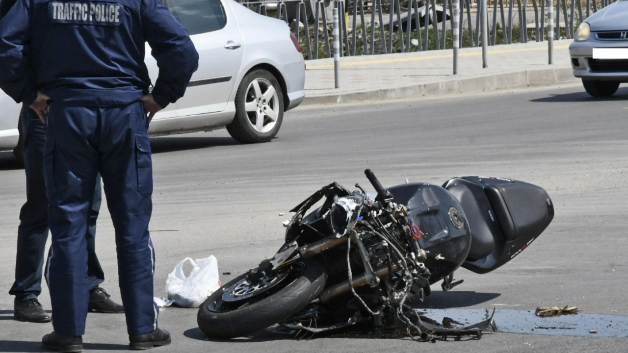 Моторист без каска и книжка разби главата си край Хисаря