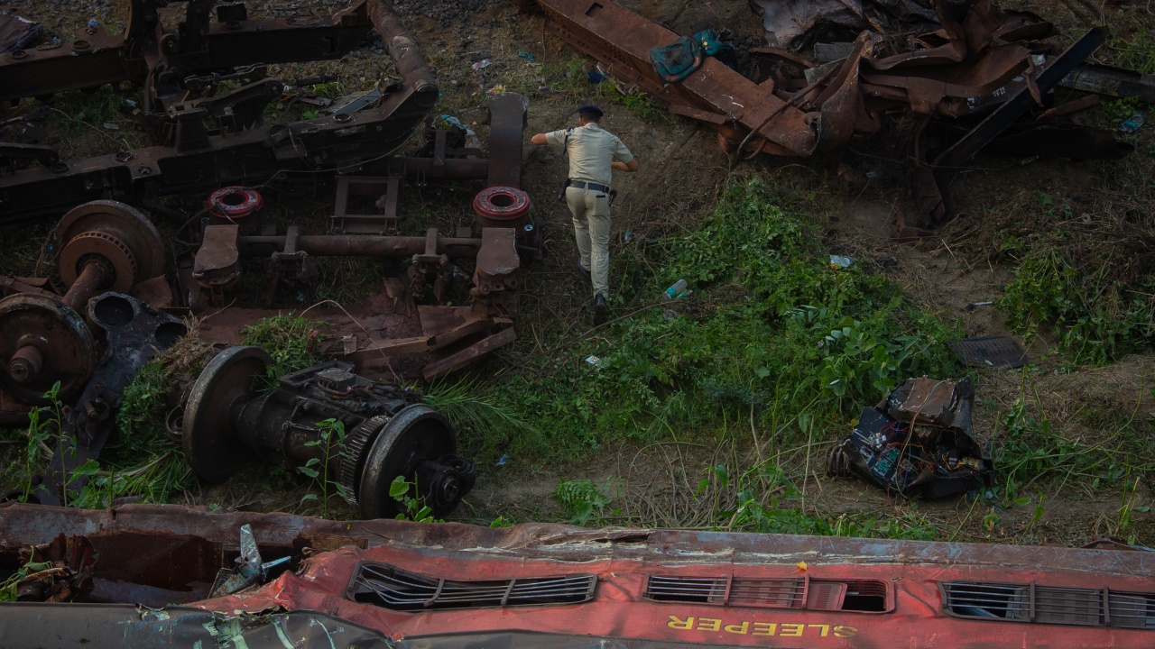 След като 57 души загинаха в най-тежката влакова катастрофа в