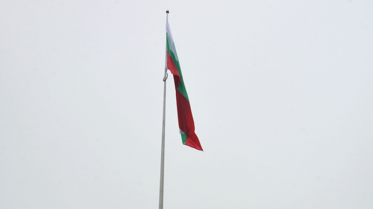 Издигнаха българското знаме на 18-метров пилон в хасковско село