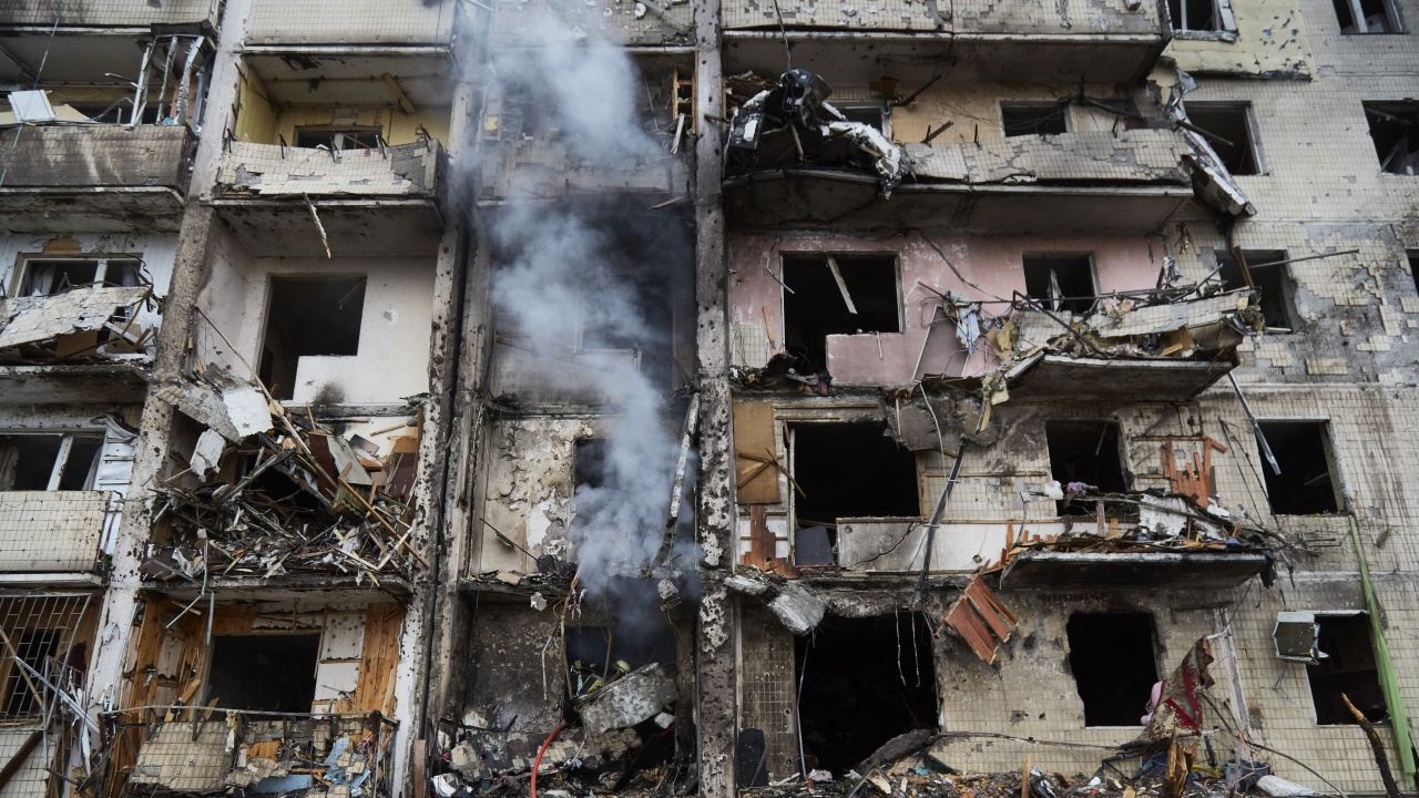 Руска атака с дрон частично срути жилищна сграда в Одеса