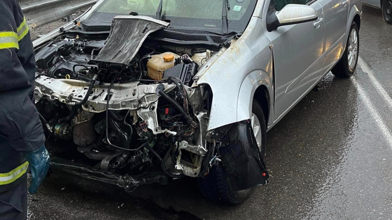Кола се заби челно в автобус в София