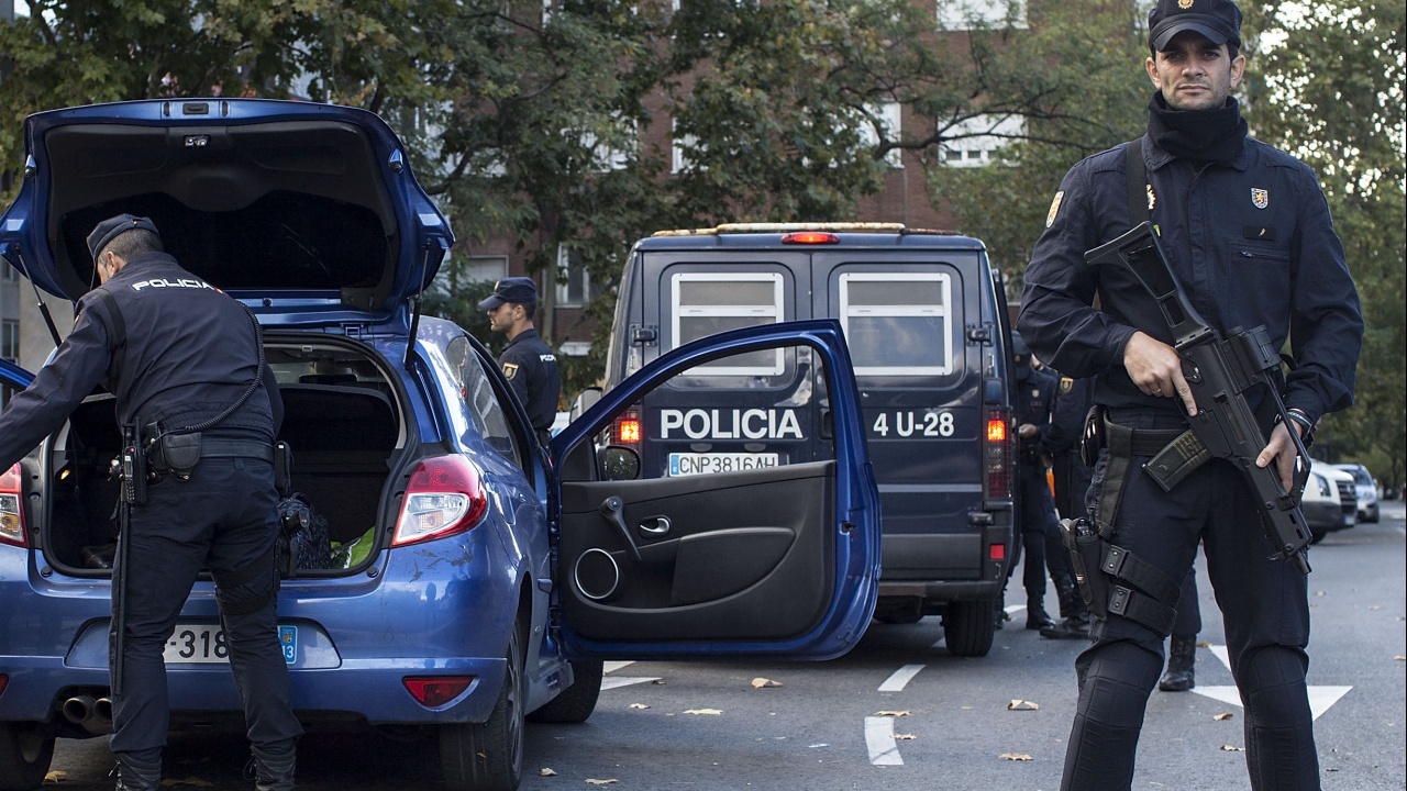 Испанската полиция разби фалшификаторска мрежа за банкноти от сто евро, рисувани на ръка
