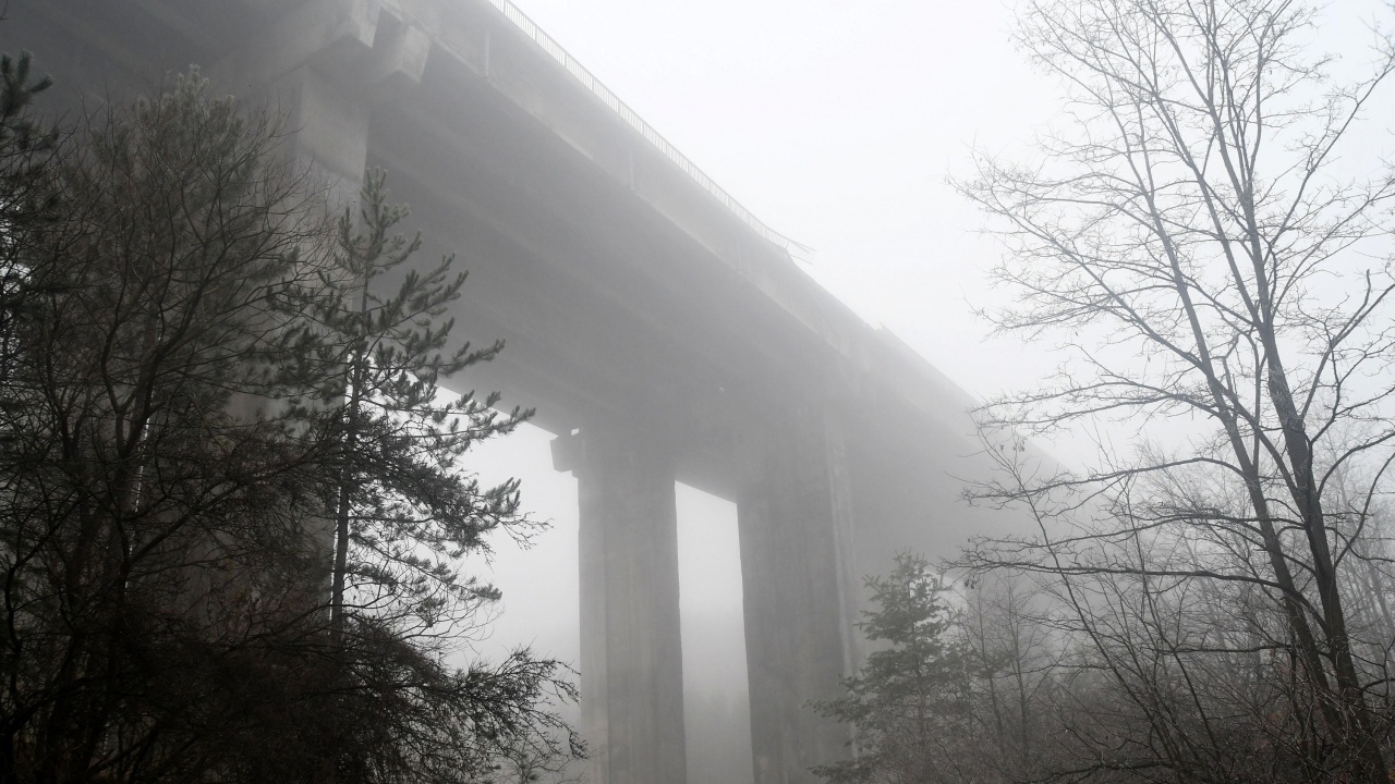 Времето в прохода "Шипка" е облачно, видимостта е намалена поради мъгла