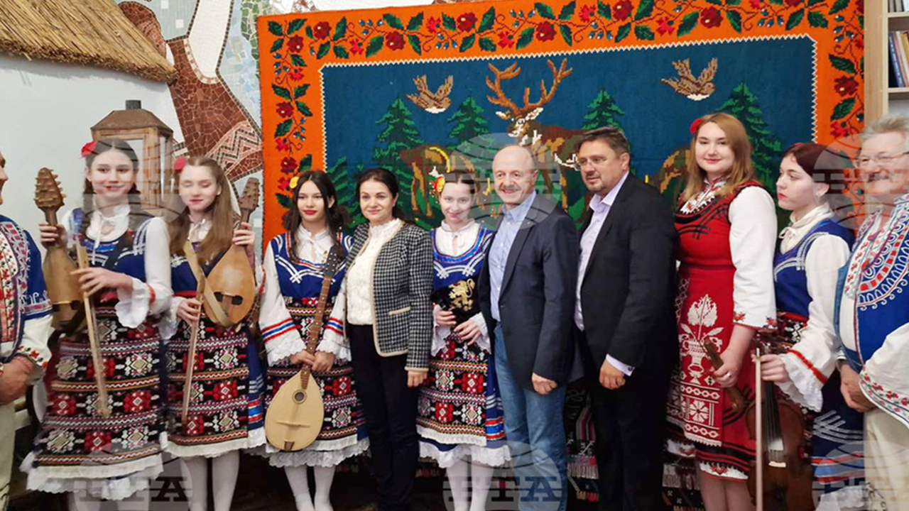 Българска делегация начело със заместник-председателя на НС Росица Кирова посети българско село в Бесарабия
