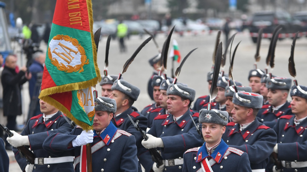 Проведе се военен ритуал по издигане на националното знаме в София