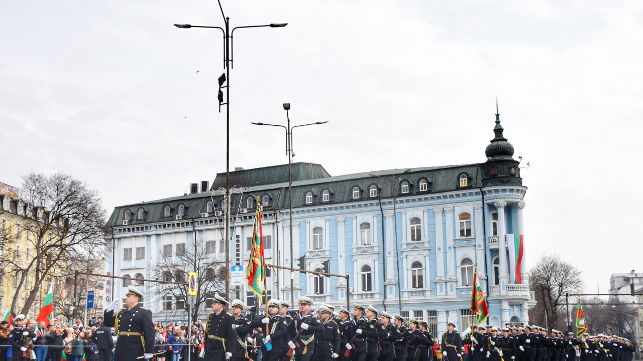 С военен ритуал, поднасяне на венци, концерт и заря Варна почита 3 март