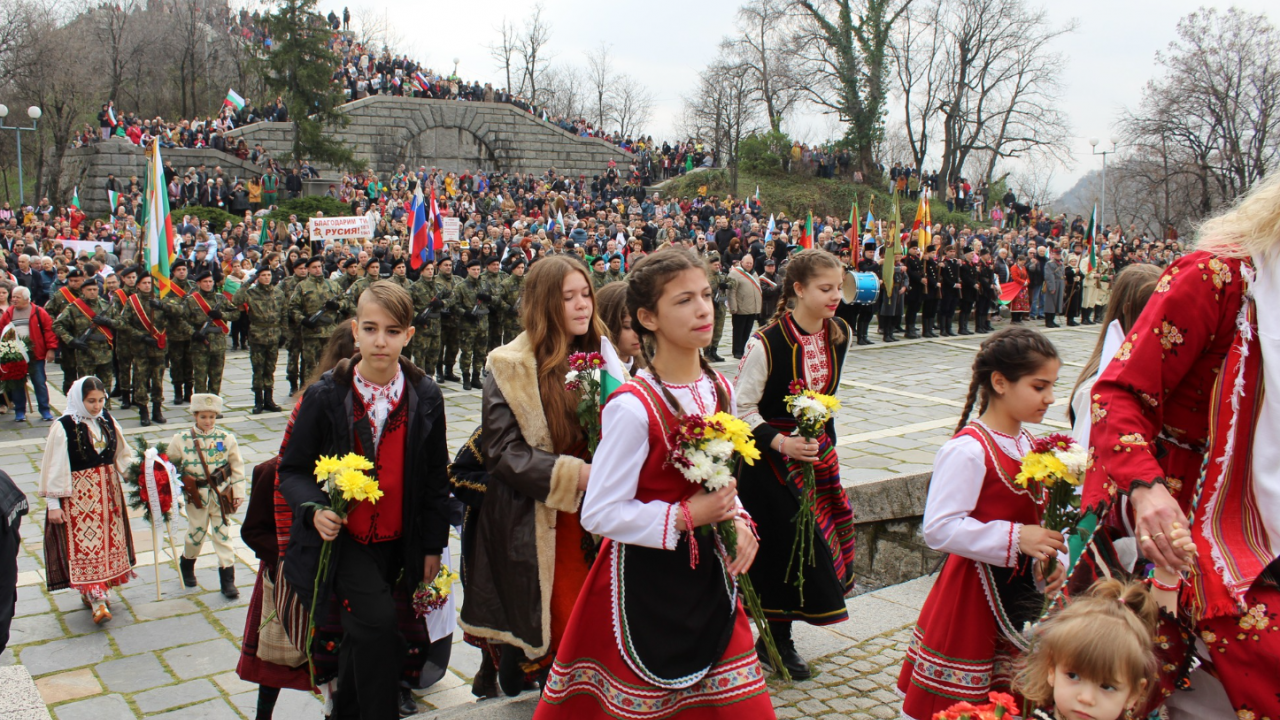 По традиция стотици пловдивчани изкачиха Бунарджика, за да се поклонят