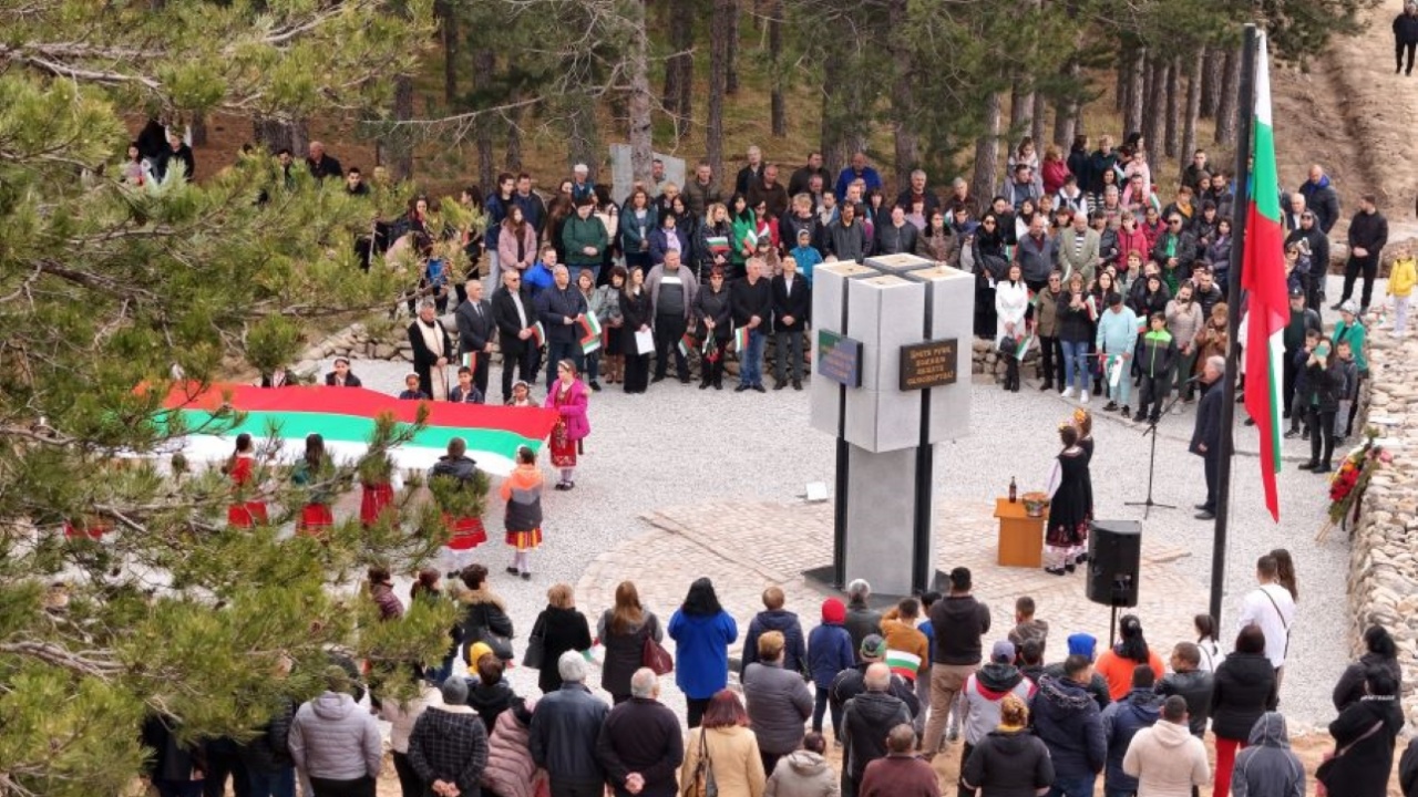 В Гурково бе осветен възстановеният паметник, белязал пътя на великия руски пълководец генерал