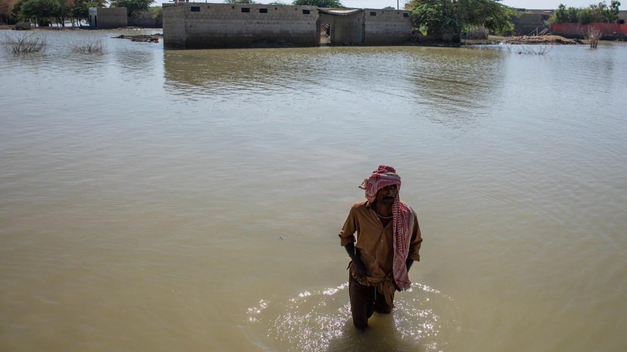 Най-малко 29 души загинаха при наводнения и свлачища в Пакистан