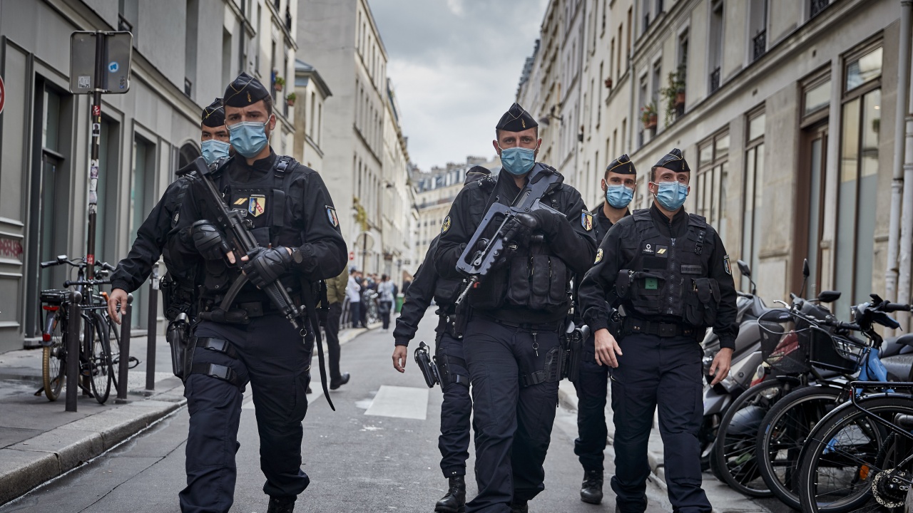 Нападнаха мъж пред парижка синагога
