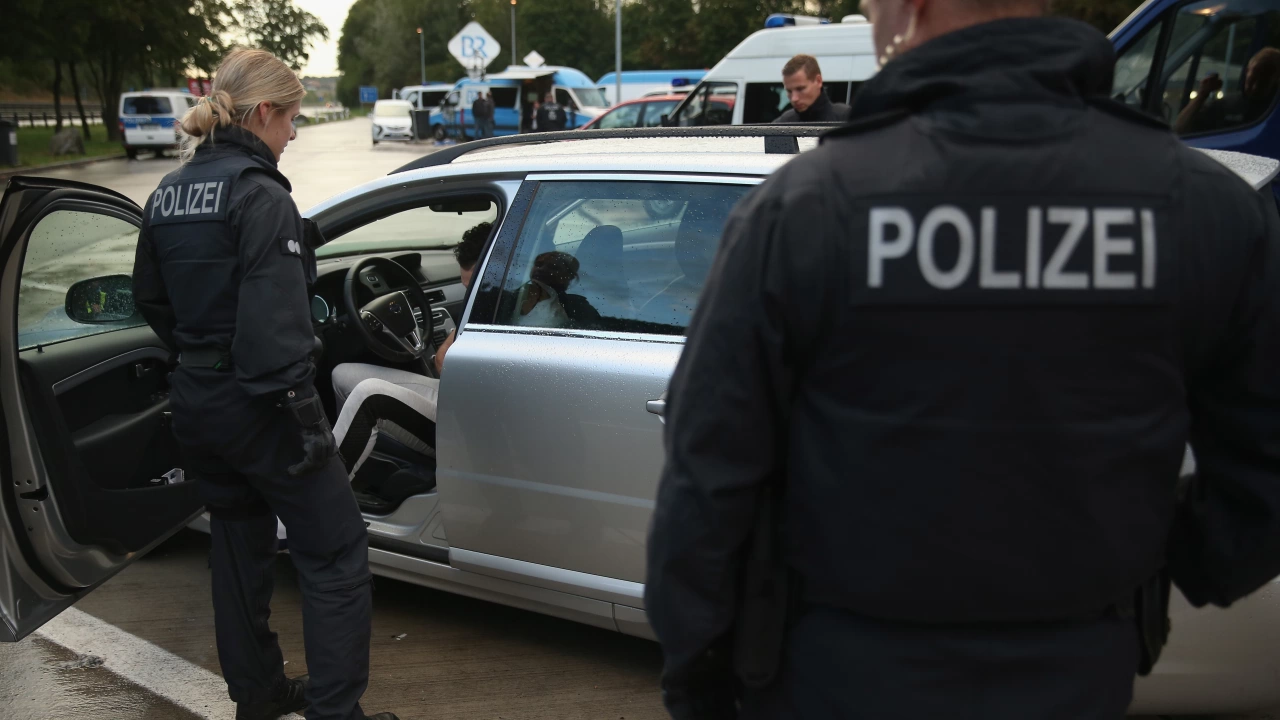 Австрийската полиция съобщи днес че разследва група включваща 17 души
