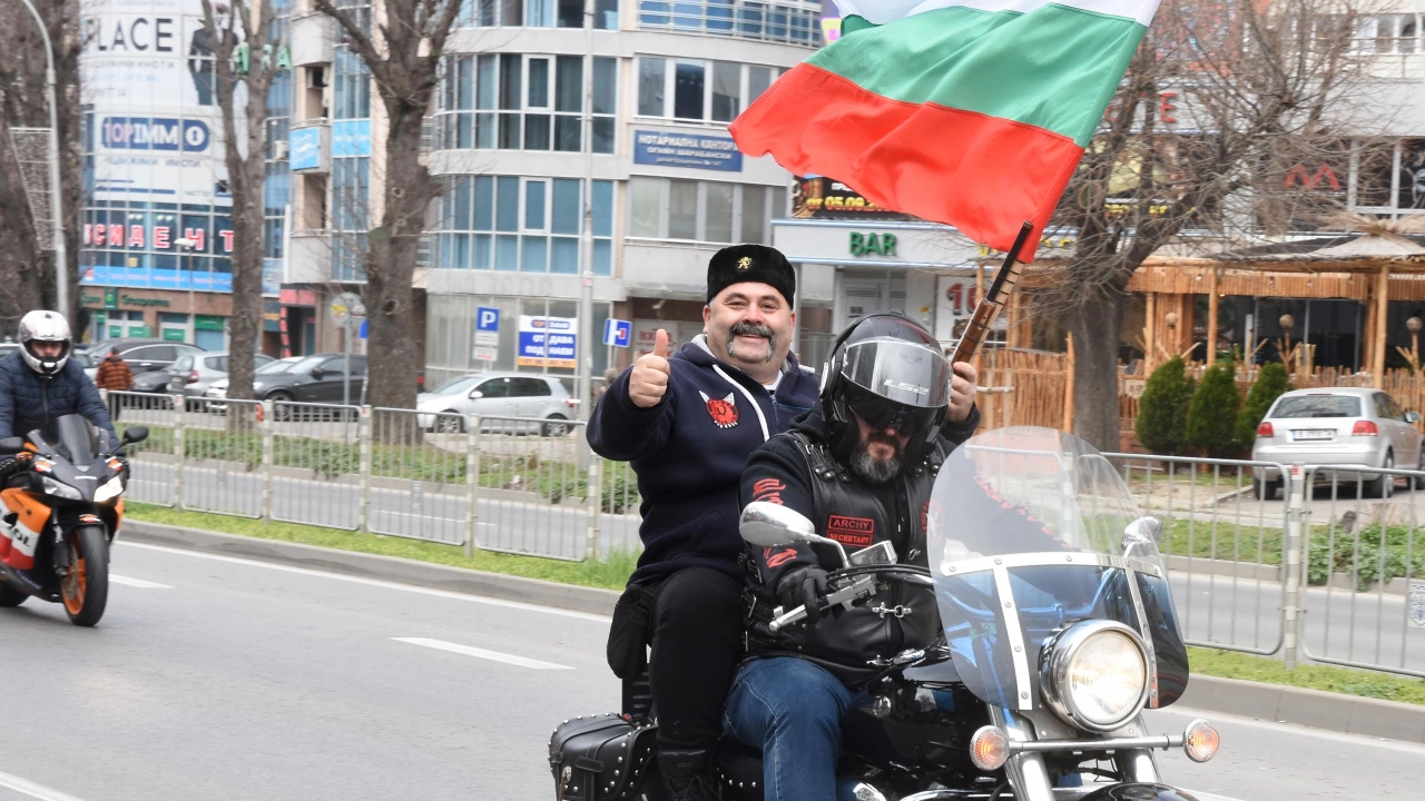 Стотици мотористи почетоха във Варна националния празник 3 март Членове