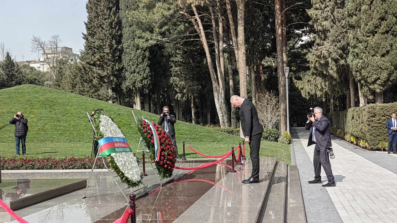 Росен Желязков отдаде почит пред паметта на националния лидер Гейдар Алиев в Баку