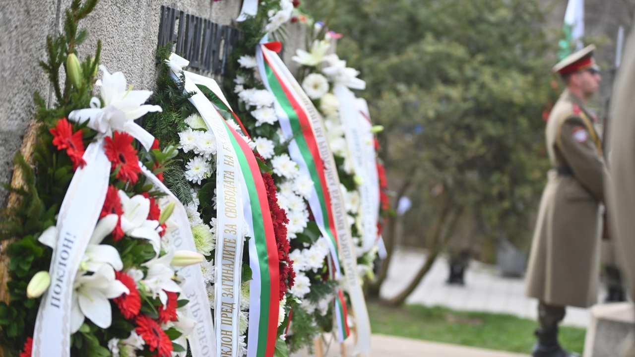 Софиянци почетоха паметта на загиналите медици пред Докторския паметник