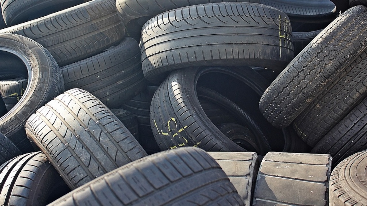 Стари автомобилни гуми замърсяват поречията на реки и земеделски земи край Пловдив