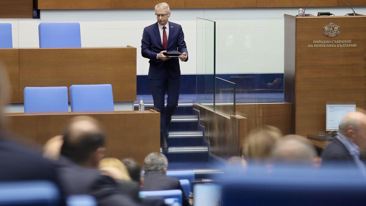 Депутатите гласуваха и приеха оставката на кабинета „Денков“
