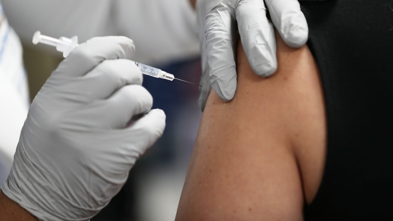 Мъж се ваксинира 217 пъти срещу COVID-19