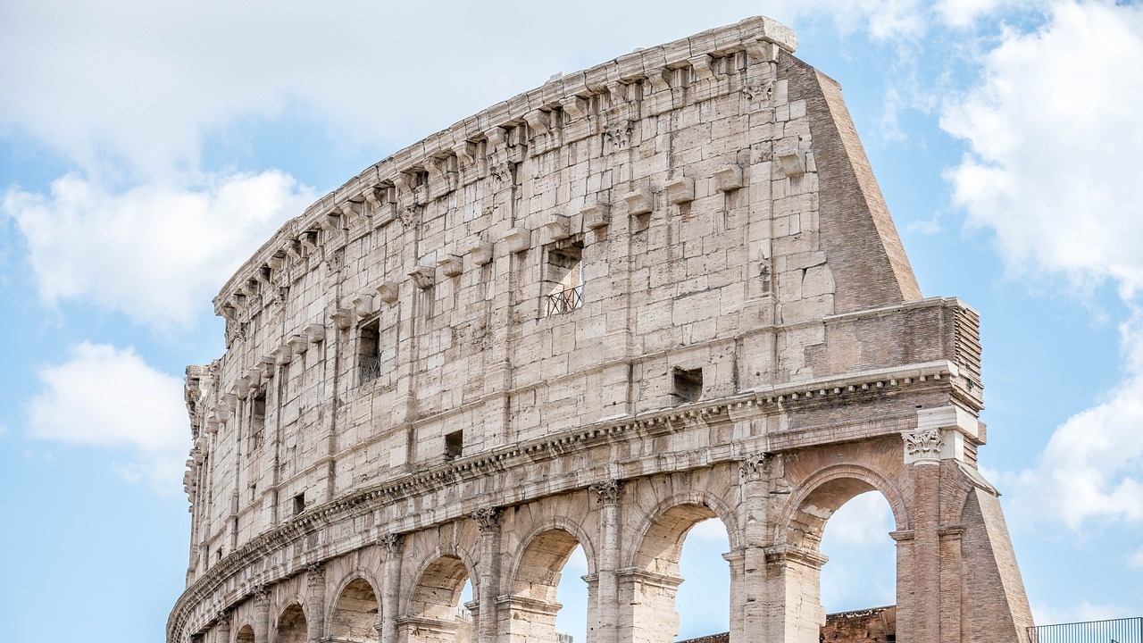 Двама привърженици на Брайтън намушкани с нож и обрани край Колизеума в Рим