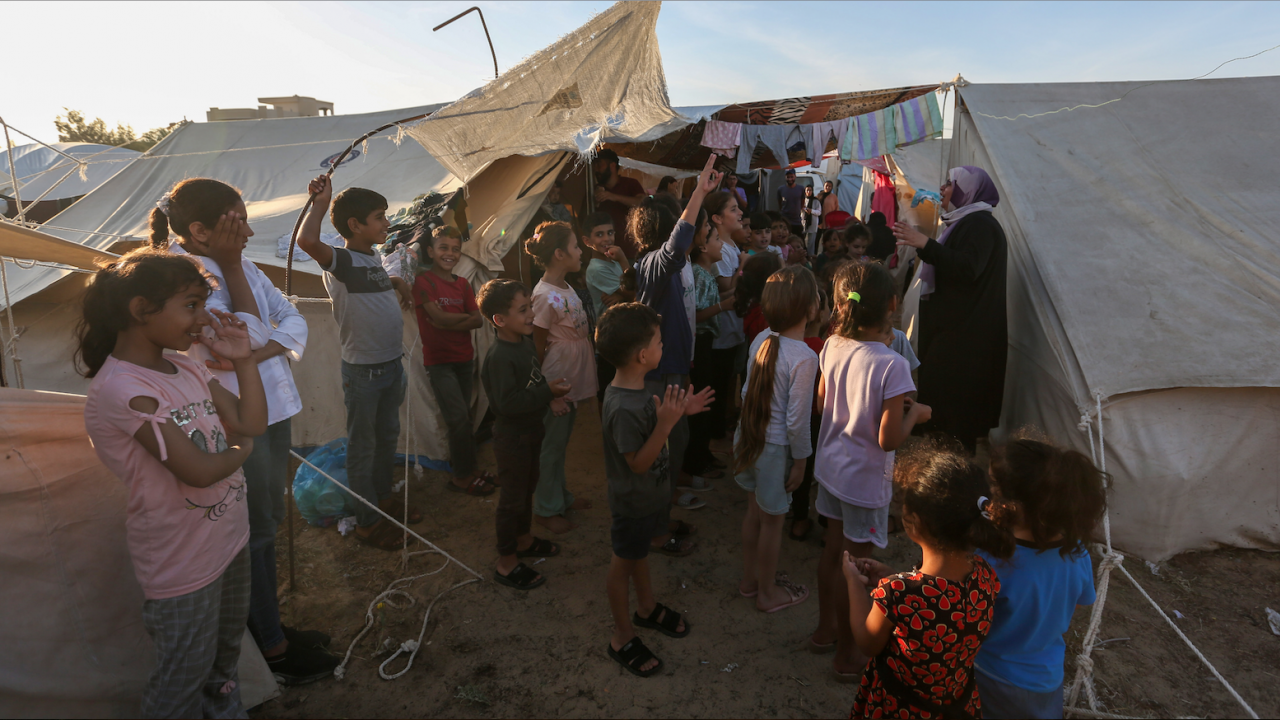 Катарска телевизия съобщи за най-малко тринадесет загинали жени и деца в бежански лагер в Газа