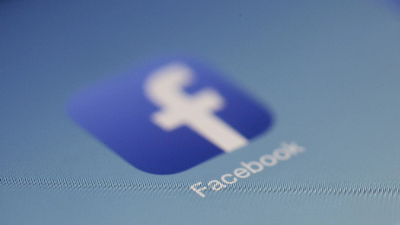 Facebook и Instagram се сринаха Социалните мрежи разлогват автоматично акаунтите