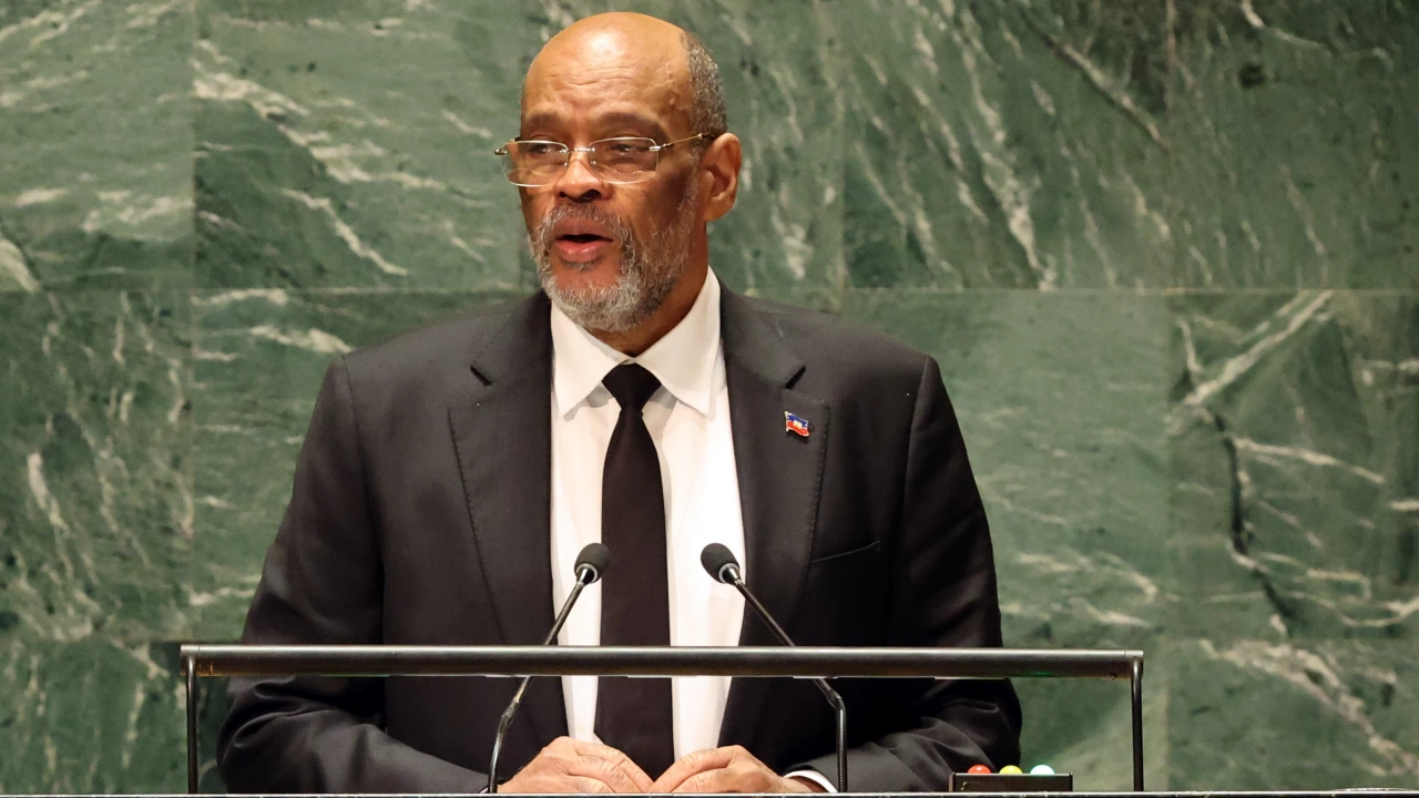 Министър председателят на Хаити Ариел Анри на снимката не може да