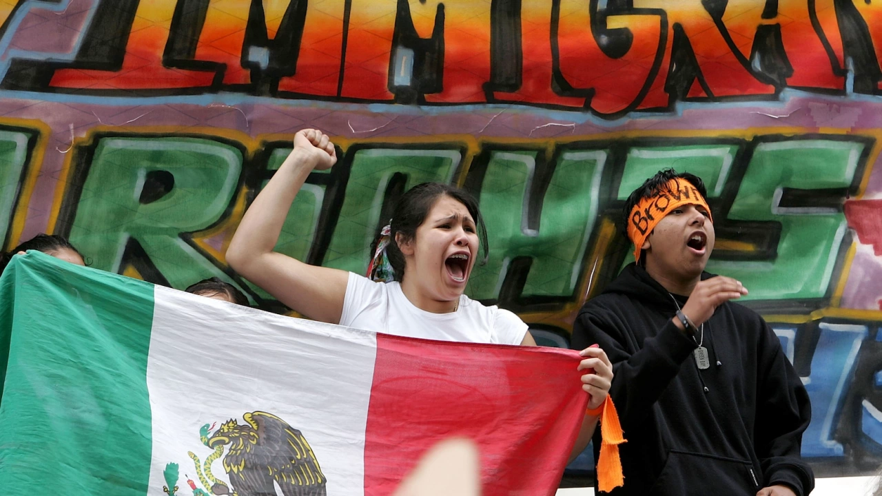 Група протестираща срещу изчезването на 43 ма студенти в Мексико през