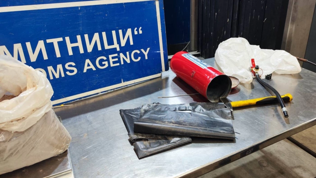 Митничари откриха близо 5 5 кг хероин в автобус на ГКПП