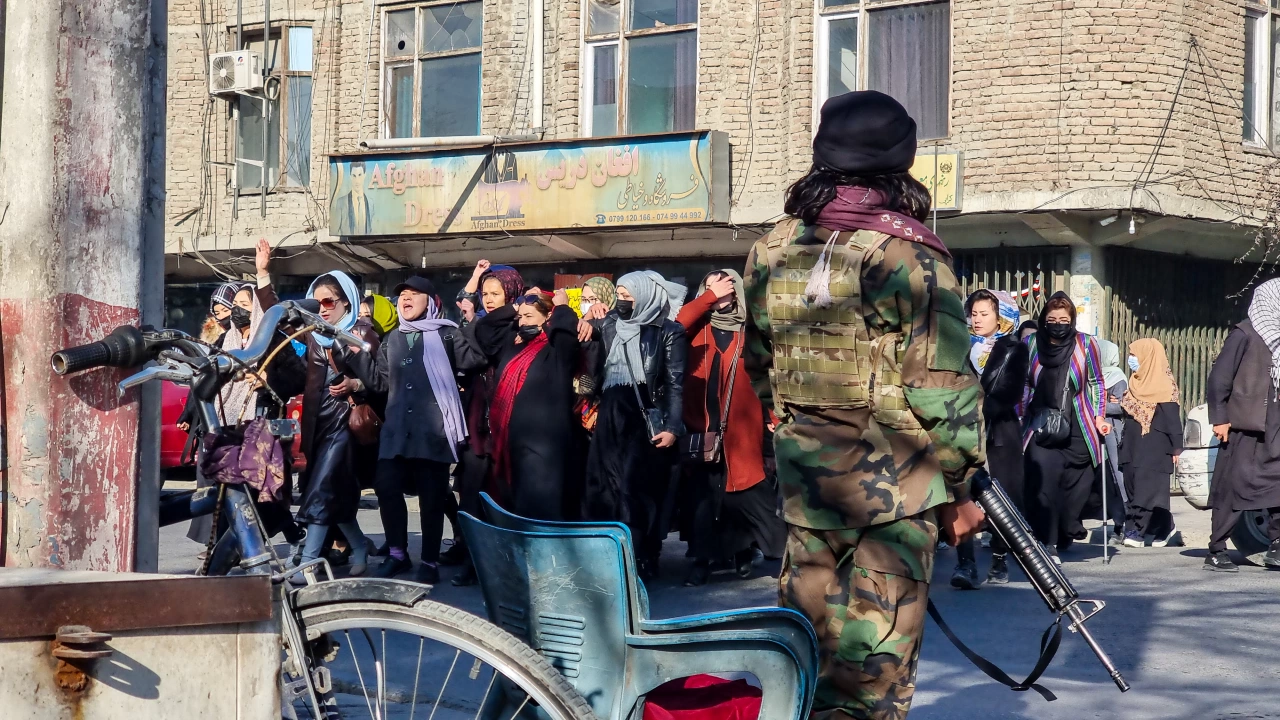 Малки групи афганистанки демонстрираха днес с искане за повече права