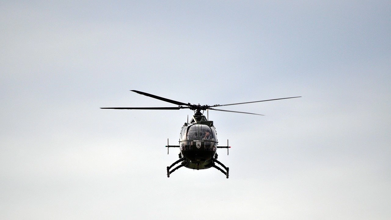 Хеликоптер превозващ членове на американската Национална гвардия и агенти на