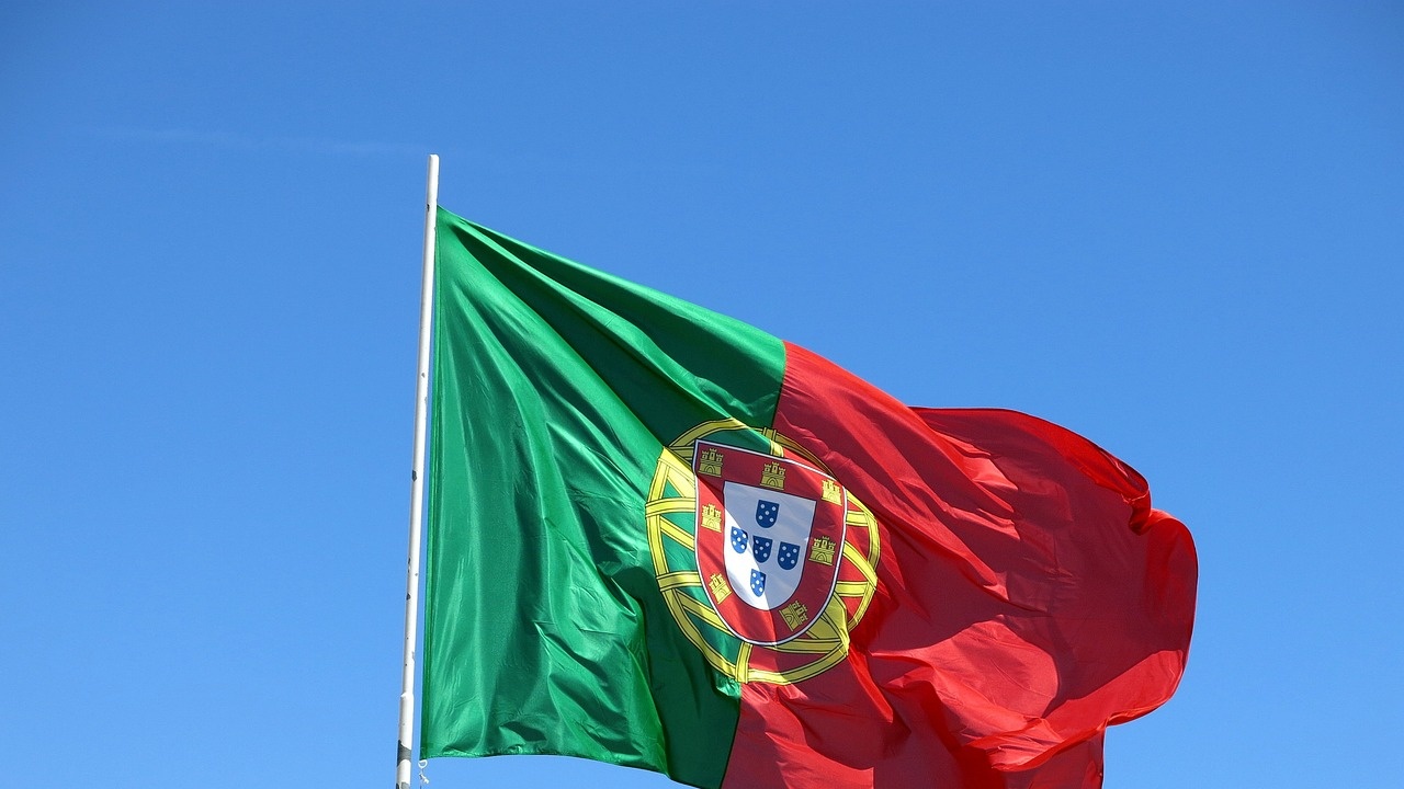 Португалският дясноцентристки Демократичен алианс спечели проведените в неделя парламентарни избори. Това