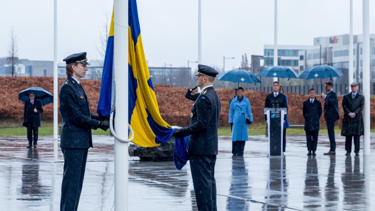 Флагът на Швеция беше издигнат пред централата на НАТО