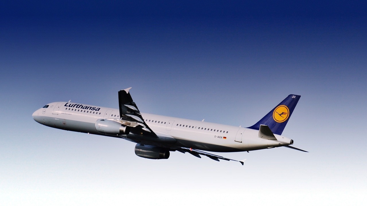 Кабинният персонал на германския авиопревозвач Луфтханза (Lufthansa) стачкува днес и