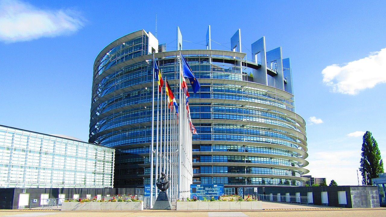 ЕП одобри възможност заобикалянето на санкциите на ЕС да се наказва със затвор до 5 г.