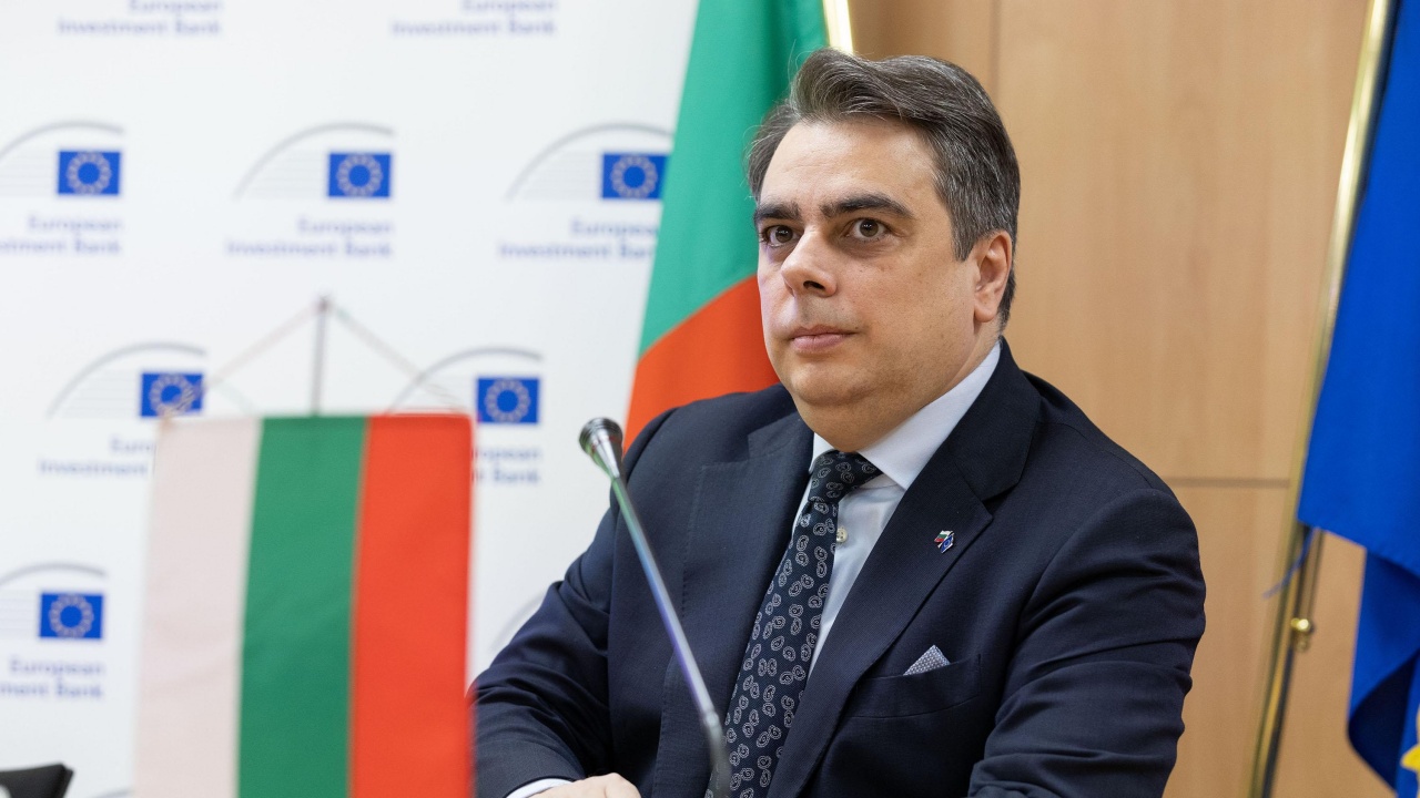 По покана на министър Асен Василев в България пристига председателят на Еврогрупата Паскал Донахю