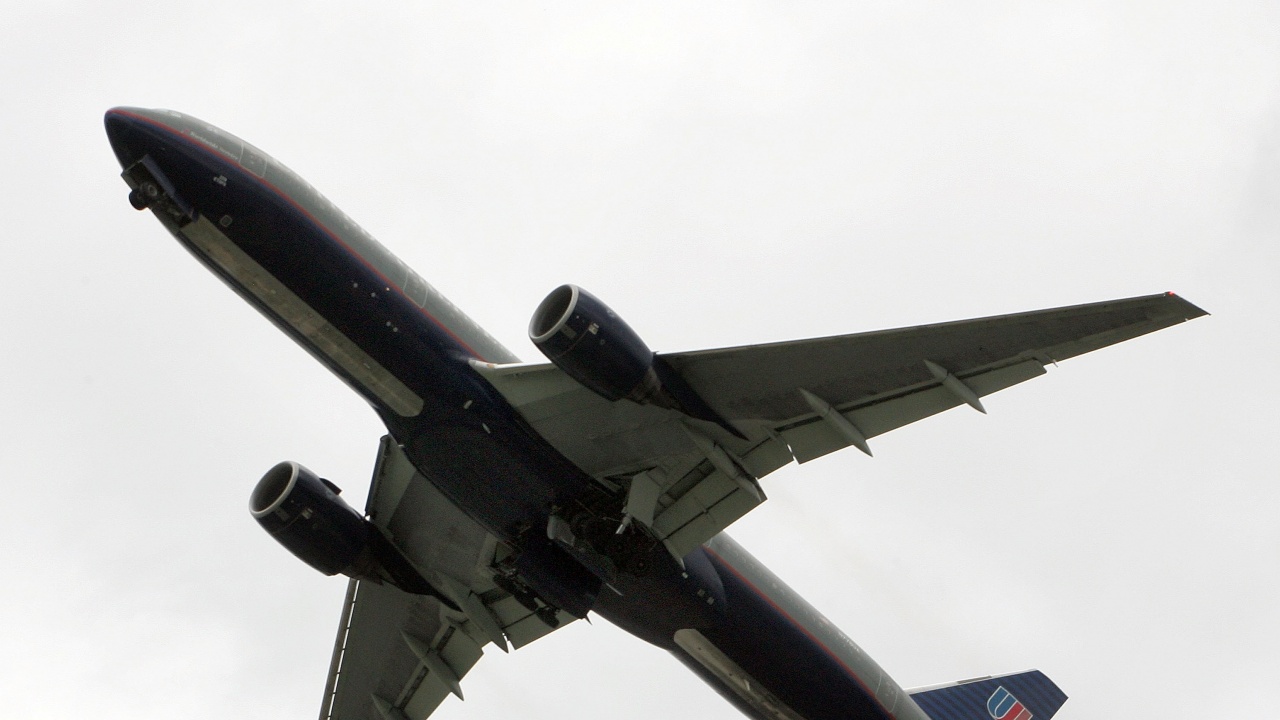 Самолет Boeing 777-300 на United Airlines е бил принуден извънредно
