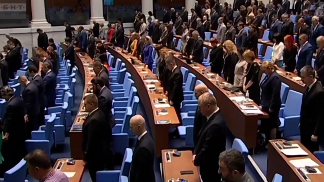 С минута мълчание в памет на патриарх Неофит започна заседанието на Народното събрание