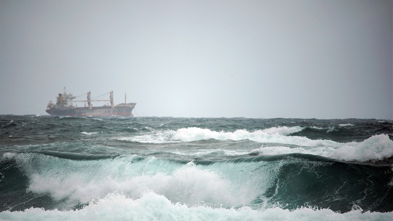 Кораб, теглещ натоварена с храни баржа, пристигна край бреговете на Газа от Кипър