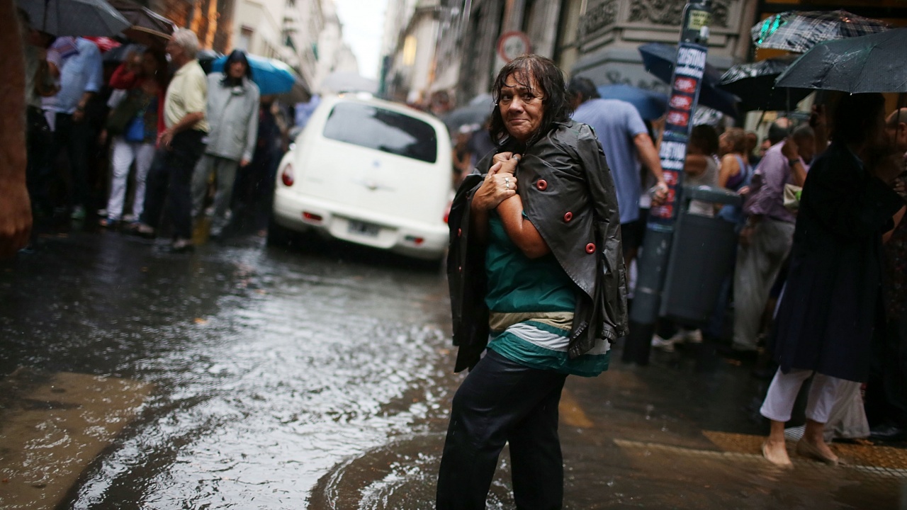 Проливни дъждове причиниха наводнения в Аржентина. Има един загинал човек в