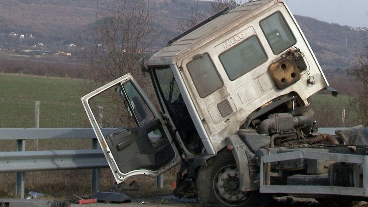 Катастрофа затруднява движението по магистрала Тракия, близо до Пловдив. Инцидентът е